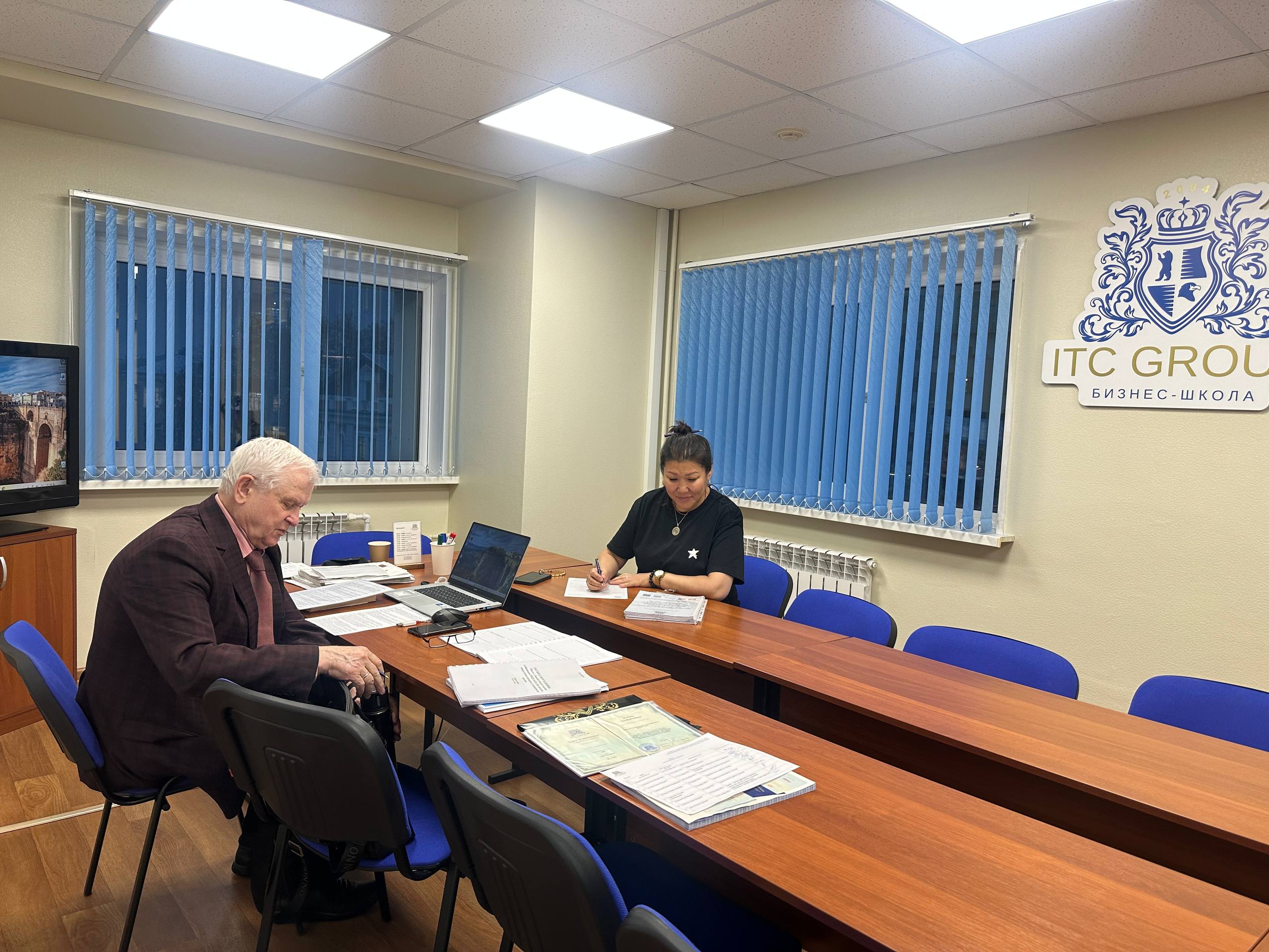 31 октября 2025 года прошёл семинар на тему "Закупки в здравоохранении по 44-ФЗ и 223-ФЗ. Закупки лекарственных препаратов, медицинского оборудования, расходных материалов и медицинских изделий"